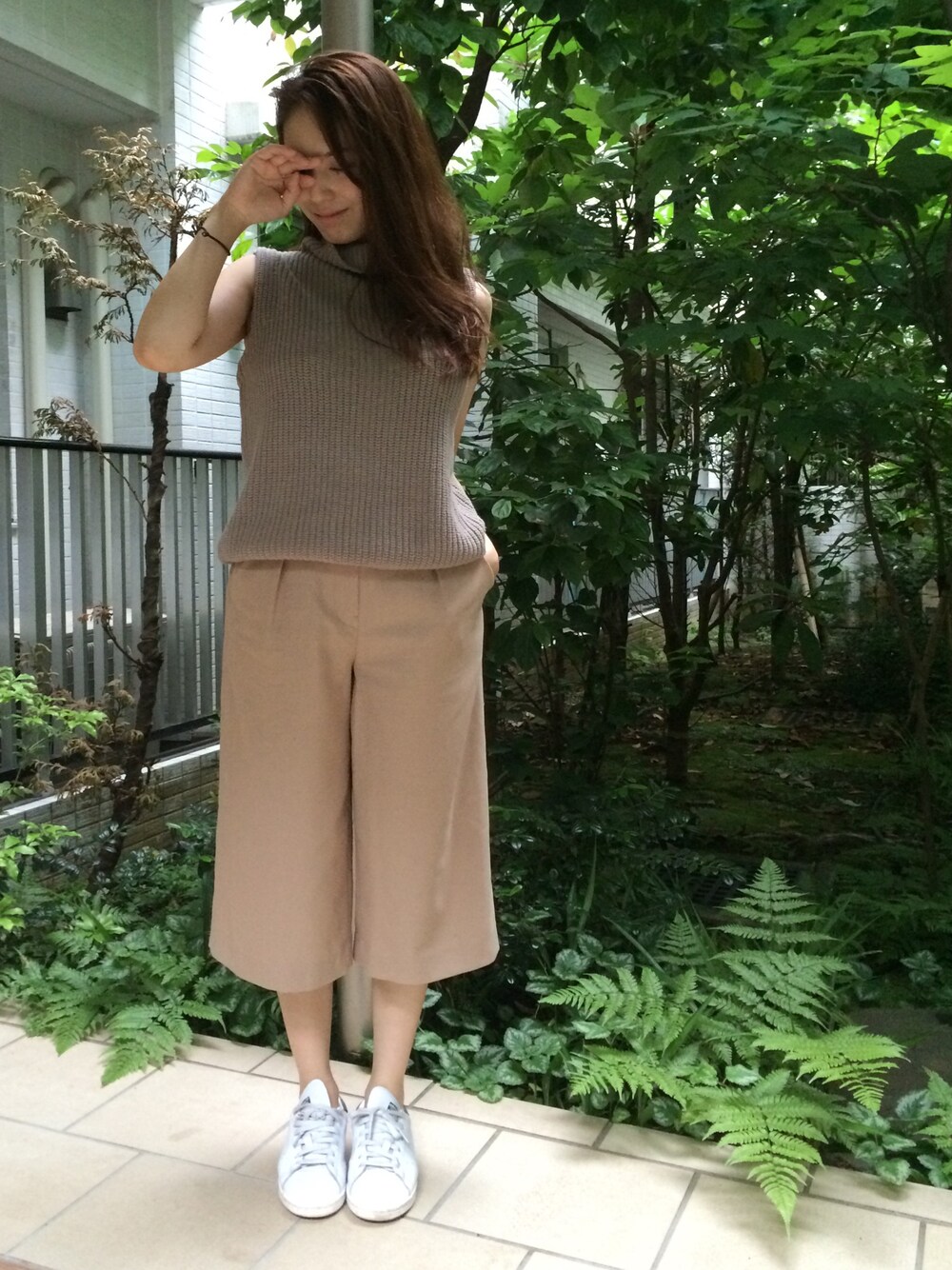 「タートルニット、khaki、MERCURYDUO(MERCURYDUO)、beige、ガウチョパンツ、オックス、NATURAL BAUTY BASIC、stan smith、ママコーデ、お家スタイル」｜「MERCURYDUOのノースリタートルKT（ニット/セーター、グリーン系）」を使った、Ahh♡さん（レディース・157cm）の夏コーディネートの1枚目の写真