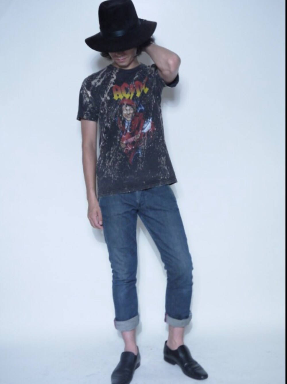 「古着、used、ビンテージ、ハット、デニムパンツ、イラストT」｜「イラストT（Tシャツ/カットソー、ブラック系）」を使った、ニシムラ トモユキさん（メンズ・177cm）の夏コーディネートの1枚目の写真