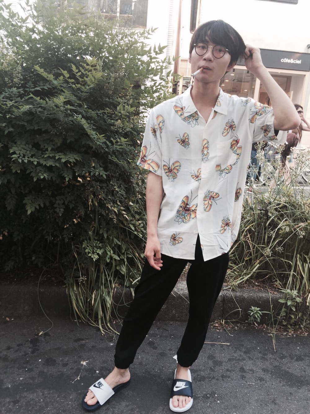 「ゆるコーデ、アロハシャツ、夏、OLIVER PEOPLES、supreme、UNIQLO、NIKE」｜「OLIVER PEOPLESのMP-2（メガネ、ブラック系）」を使った、COさん（メンズ・173cm）の春コーディネートの1枚目の写真