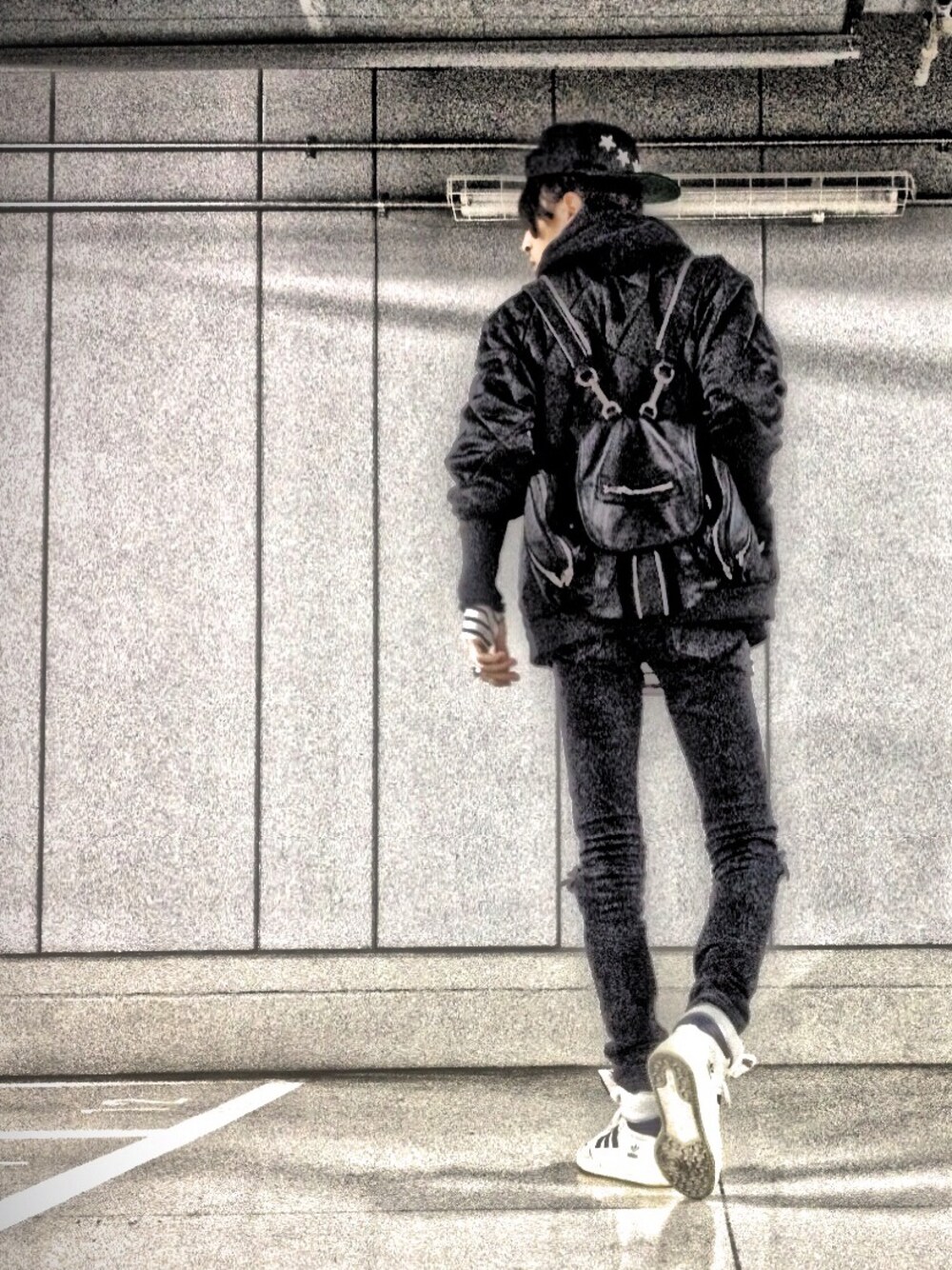ブラック系のブルゾン、ホワイト系のスニーカー、ブラック系のバックパック/リュックを着用したメンズの春コーディネートの1枚目の写真