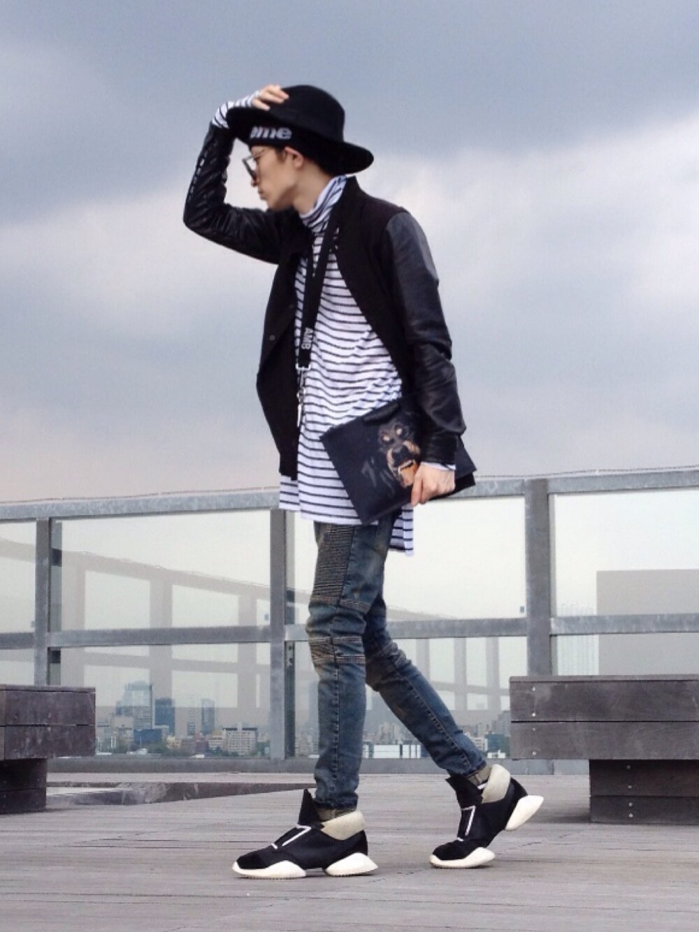 「GIVENCHY、RICK OWENS、adidas、RickOwens×adidas、REPRESENT、AMBUSH、supreme、H&M、サングラス軍団、ストリートMIX」｜「GIVENCHYのアイテム（ブルゾン、ブラック系）」を使った、ANOTHER-Jさん（メンズ・175cm）の春コーディネートの1枚目の写真