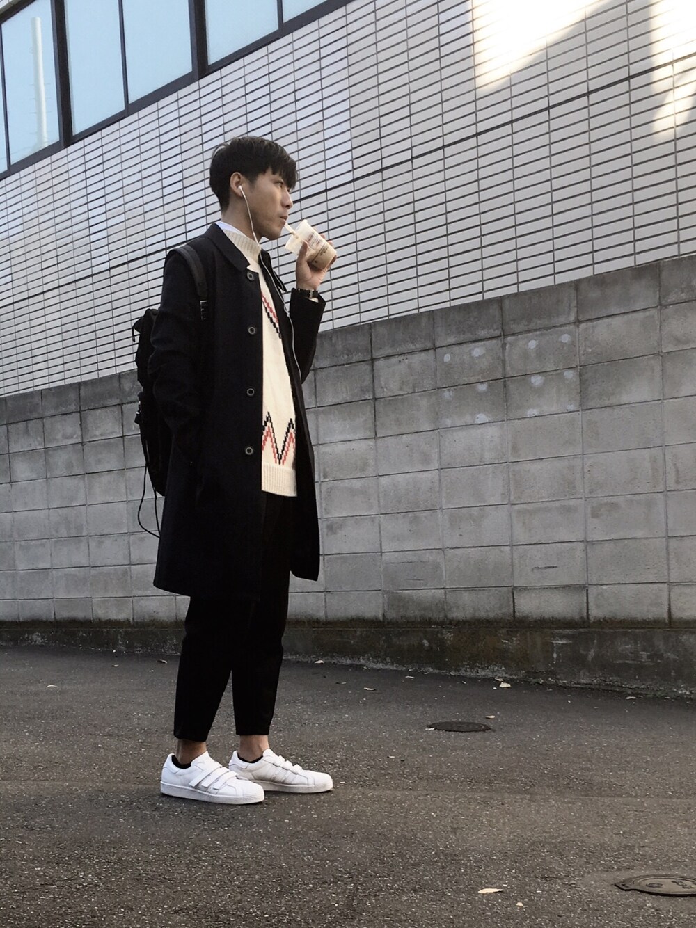 「ステンカラーコート、バックパック、ジャージ、クルーネック、白Tシャツ、白スニーカー、モノトーン、クロップドパンツ、トリコロール」｜「MackintoshのMACKINTOSH×monocle coat（ステンカラーコート、ブルー系）」を使った、izさん（メンズ・177cm）の冬コーディネートの1枚目の写真
