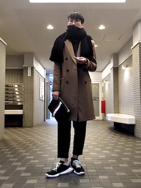 「黒縁メガネ」｜「アイテム（ステンカラーコート）」を使った、izさん（メンズ・177cm）の冬コーディネート