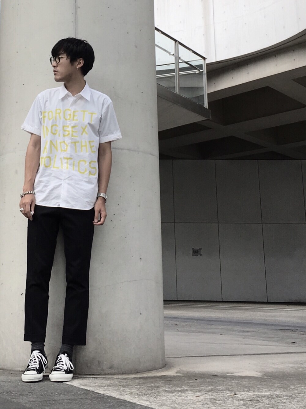 「黒縁メガネ、白Tシャツ、白シャツ、半袖シャツ、スラックス、オールスター、モノトーン」｜「soe shirtsの103/2 COTTON BROAD CLOTH H/S SHIRT "FSAP"（シャツ/ブラウス、ホワイト系）」を使った、izさん（メンズ・177cm）の春コーディネートの1枚目の写真