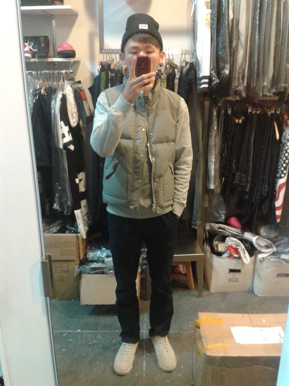 「casual、grey、navy、lesscrew、ape、abathingape、Champion、GU、NIKE」｜「Less Taiwanのアイテム（ニットキャップ/ビーニー、ブラック系）」を使った、Melo. Lさん（メンズ・176cm）の春コーディネートの1枚目の写真