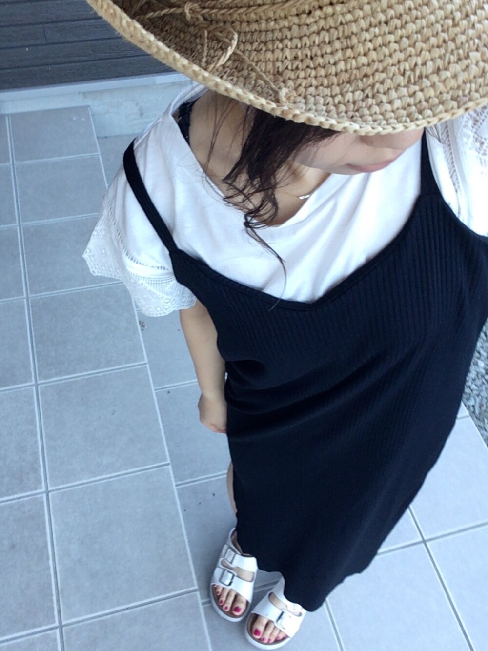 ホワイト系のTシャツ/カットソー、ブラック系のワンピース、ホワイト系のサンダルを着用したレディースの夏コーディネートの1枚目の写真