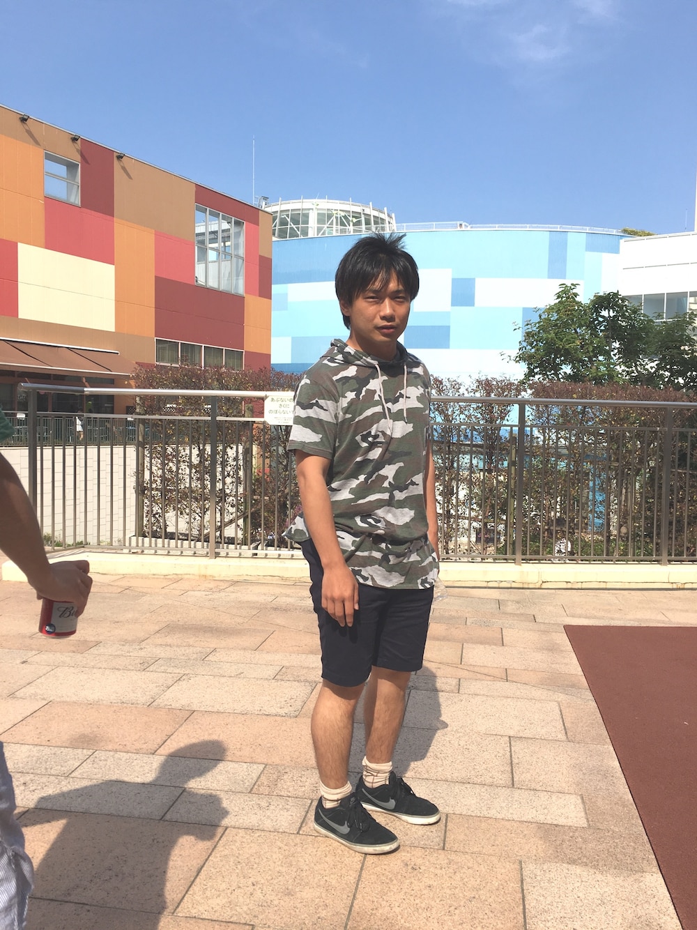 ホワイト系のTシャツ/カットソー、ホワイト系のスニーカー、ホワイト系のその他パンツを着用したメンズの春コーディネートの1枚目の写真