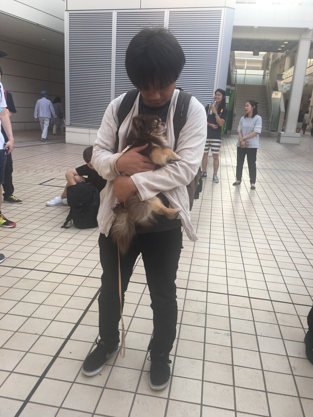 ブラック系のその他パンツ、ベージュ系のカーディガン/ボレロ、ブラック系のデニムパンツを着用したメンズの春コーディネートの1枚目の写真