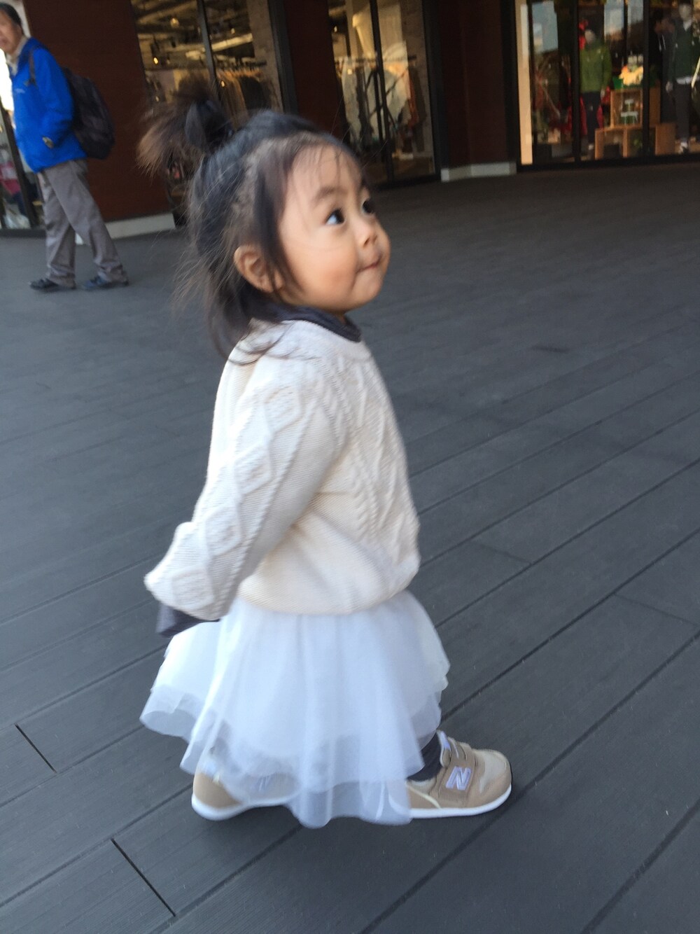 「kids、女の子、babygap、UNIQLO、New Balance」｜「babyGAPのアイテム（ニット/セーター、ホワイト系）」を使った、RAIKAさん（キッズ・70cm）の冬コーディネートの1枚目の写真