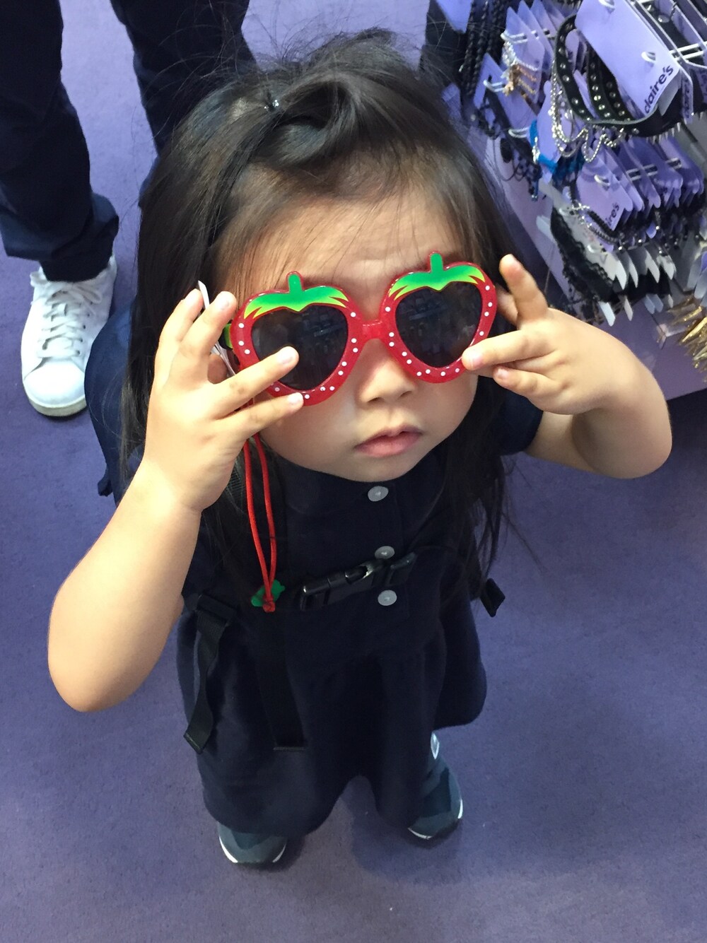 「無印良品、LEE、claire's、stompstamp、サングラス、キッズ、kids」｜「claire'sのアイテム（サングラス、レッド系）」を使った、RAIKAさん（キッズ・80cm）の秋コーディネートの1枚目の写真