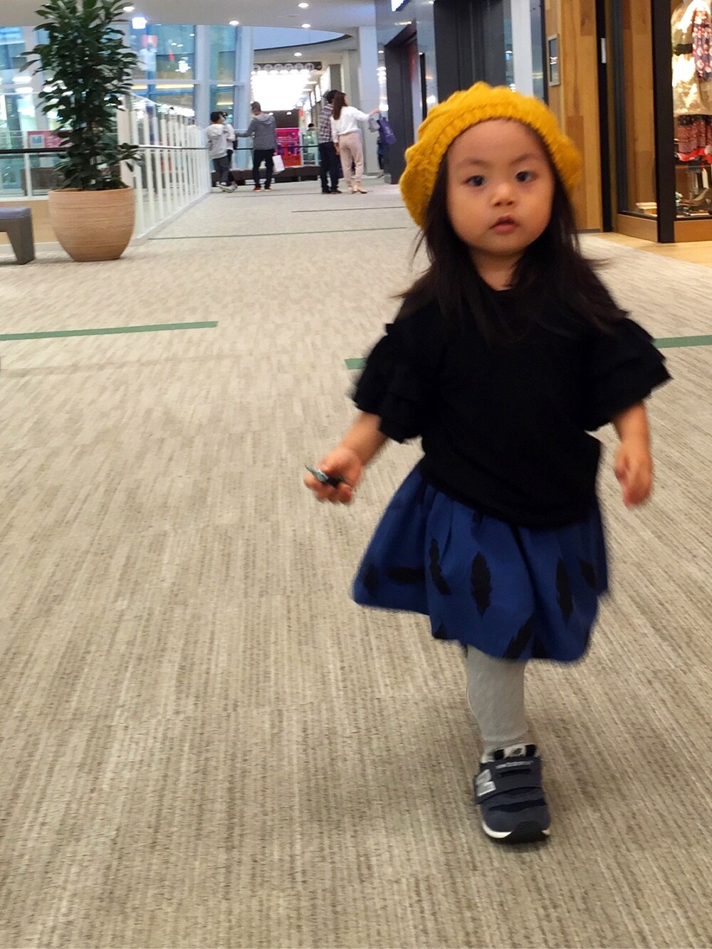 「韓国子供服、babygap、ベレー帽、子供服、ニューバランス、New Balance」｜「3coinsのアイテム（ハンチング/ベレー帽、イエロー系）」を使った、RAIKAさん（キッズ・80cm）の秋コーディネートの1枚目の写真