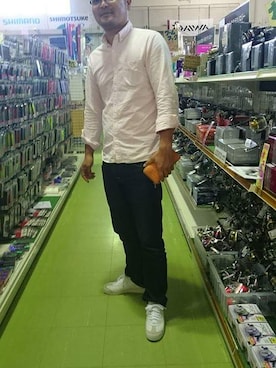 「桃太郎ジーンズ（モモタロウ ジーンズ）のアイテム（デニムパンツ、ブルー系）」を使った、大嶌康正さん（メンズ・182cm）の冬コーディネート