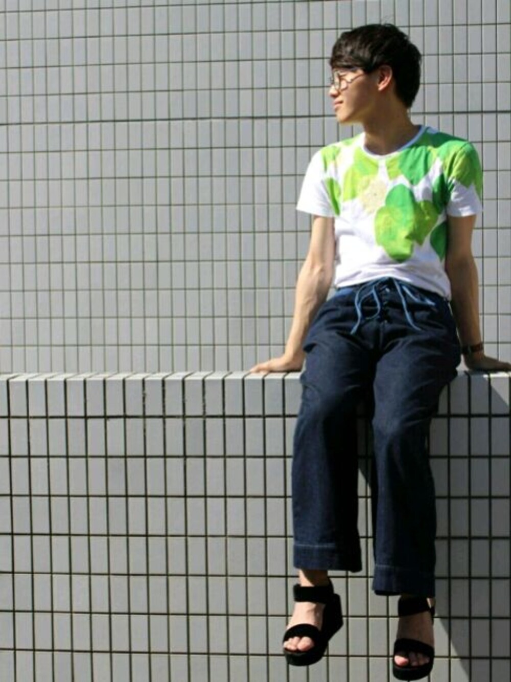 「Tシャツ、レースアップ、デニム、ワイドパンツ、厚底サンダル」｜「Design Tshirts Store graniphのアイテム（Tシャツ/カットソー、ホワイト系）」を使った、morikoさん（メンズ・164cm）の夏コーディネートの1枚目の写真