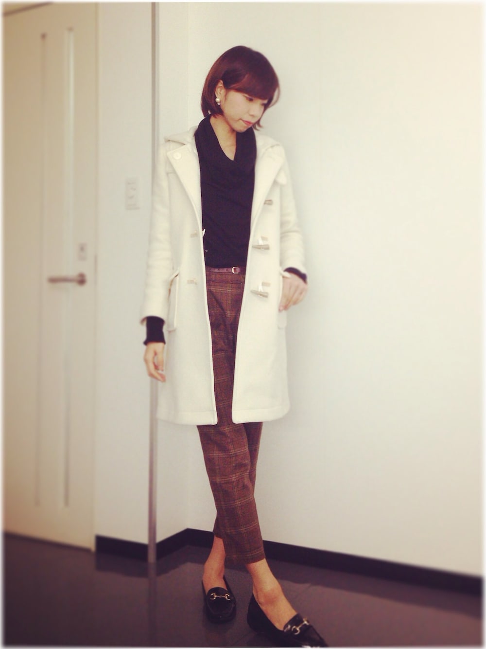 「ロング丈ダッフル、黒タートルネック、チェックパンツ、マニッシュシューズ」｜「Rodeo CrownsのTURTLENECK DOLMAN KNIT LT（ニット/セーター、ブラック系）」を使った、rpさん（レディース・168cm）の冬コーディネートの1枚目の写真