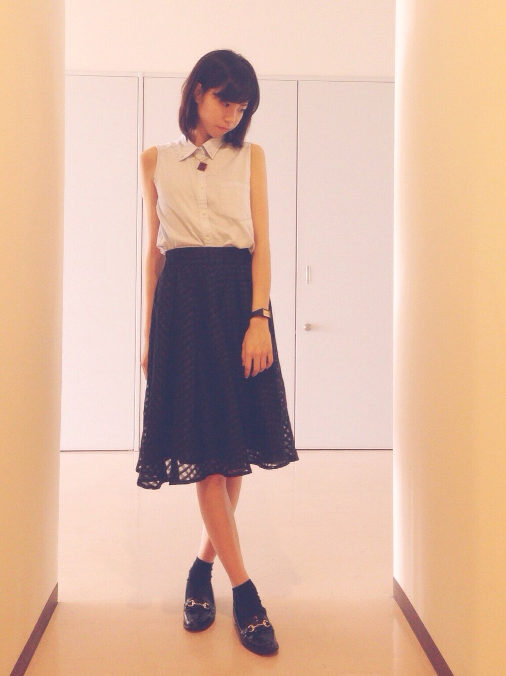 ブルー系のシャツ/ブラウス、ブラック系のスカート、レッド系のネックレスを着用したレディースの夏コーディネートの1枚目の写真