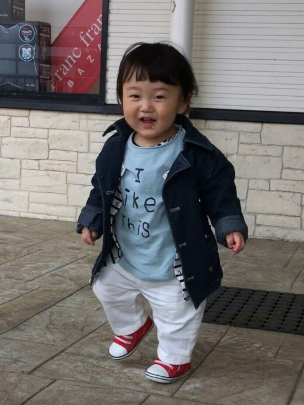 「キッズコーデ、キッズファッション、ホワイトパンツ、デニムトレンチ、赤コンバース、むすこーで、パッツン前髪、kids、kidsfashion、コンバースこども会」｜「COMME CA ISMのアイテム（トレンチコート、ブルー系）」を使った、yuzupiさん（キッズ・70cm）の冬コーディネートの1枚目の写真