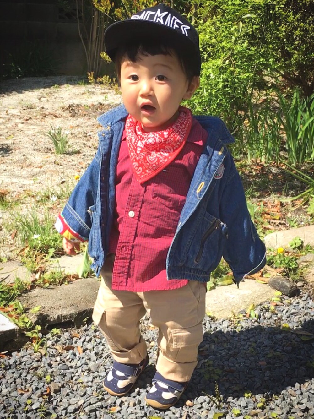 「家族旅行、キッズファッション、kids、kidsfashion、チェックシャツ、チノパン、チェックシャツ感謝祭、キャップ、ジージャン、スト系」｜「TOMMY HILFIGERのアイテム（シャツ/ブラウス、レッド系）」を使った、yuzupiさん（キッズ・70cm）の春コーディネートの1枚目の写真
