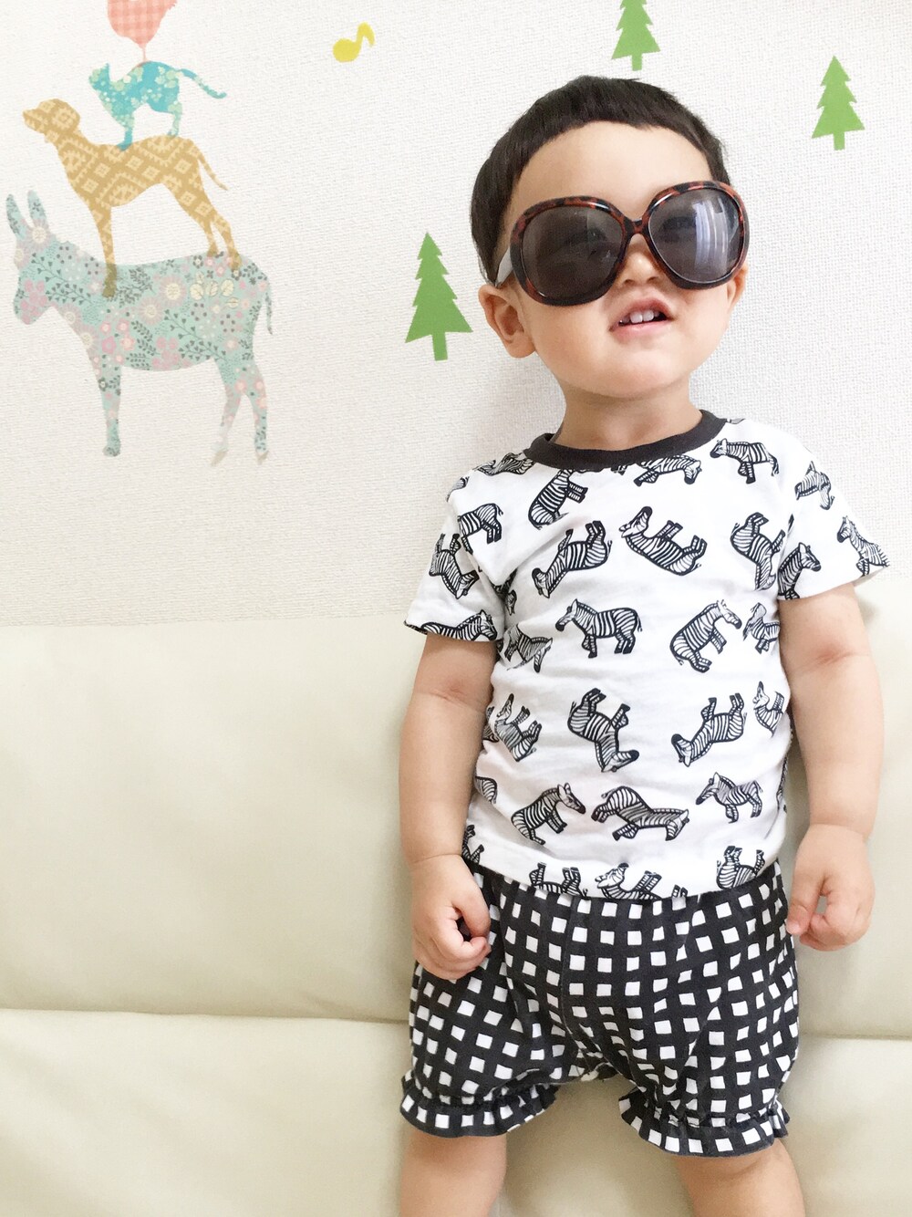 「サングラス、キッズ、キッズファッション、モノトーン、おとこのこ、シンプル、1歳、プチプラ、kids、kidsfashion」｜「西松屋のアイテム（Tシャツ/カットソー、ホワイト系）」を使った、yuzupiさん（キッズ・70cm）の春コーディネートの1枚目の写真