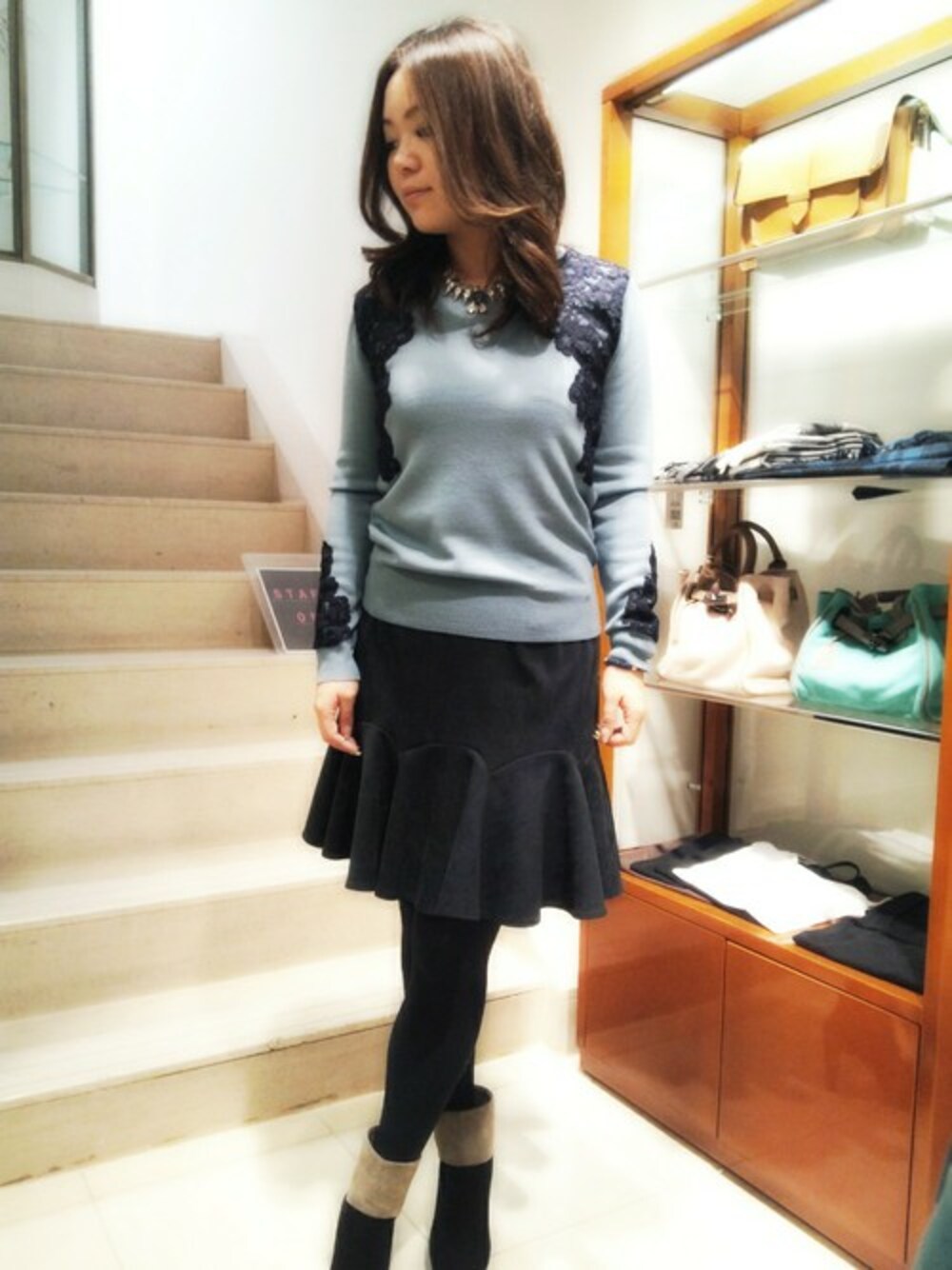 「Viaggio Bluのレース付きニット（Tシャツ/カットソー、ブラック系）」を使った、yuunaさん（レディース・156cm）の秋コーディネートの1枚目の写真