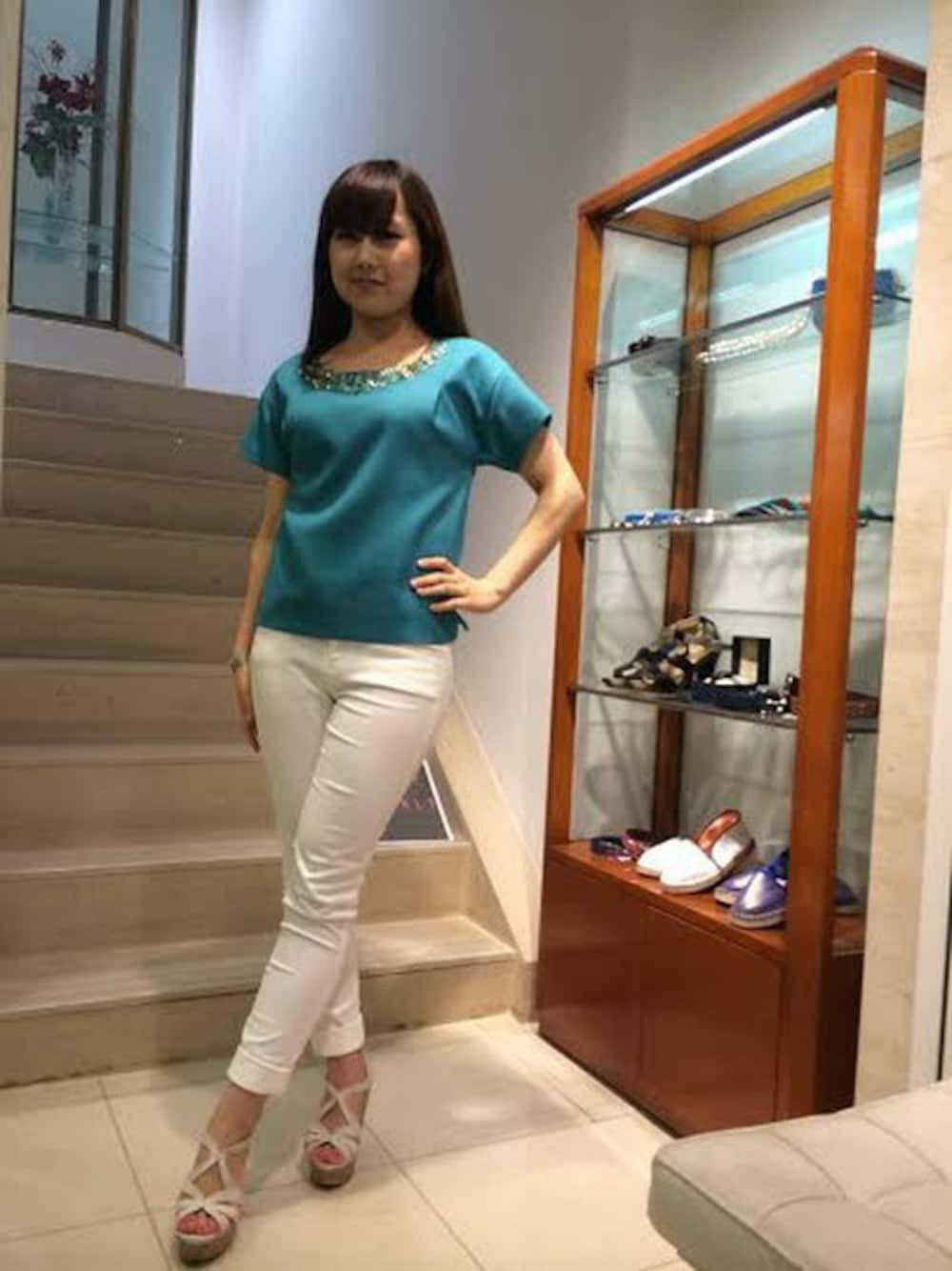 「パンツ、シャツブラウス、ビジュー使い」｜「Viaggio Bluのビジュー付きプルオーバー（シャツ/ブラウス、ブルー系）」を使った、yuunaさん（レディース・159cm）の春コーディネートの1枚目の写真