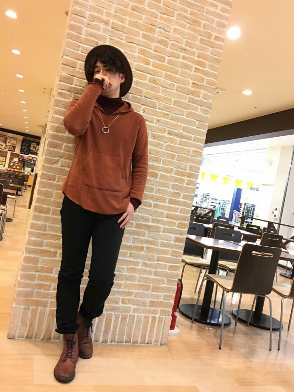ブラック系のその他パンツ、ブラウン系のパーカー、レッド系のニット/セーターを着用したメンズの秋コーディネートの1枚目の写真