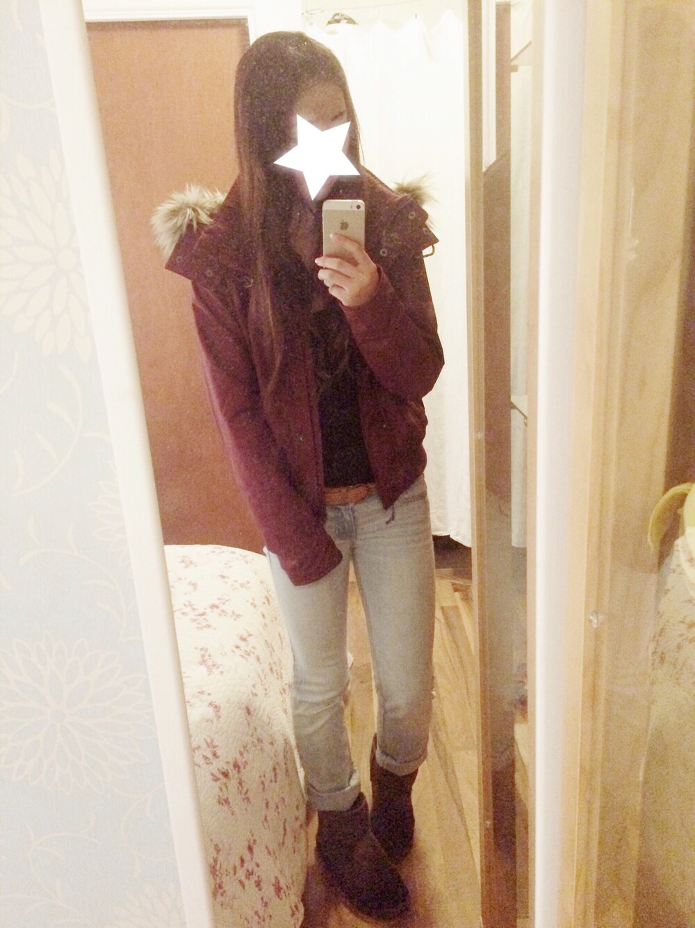 レッド系のダウンジャケット/コート、ブラック系のTシャツ/カットソー、ブルー系のデニムパンツを着用したレディースの秋コーディネートの1枚目の写真