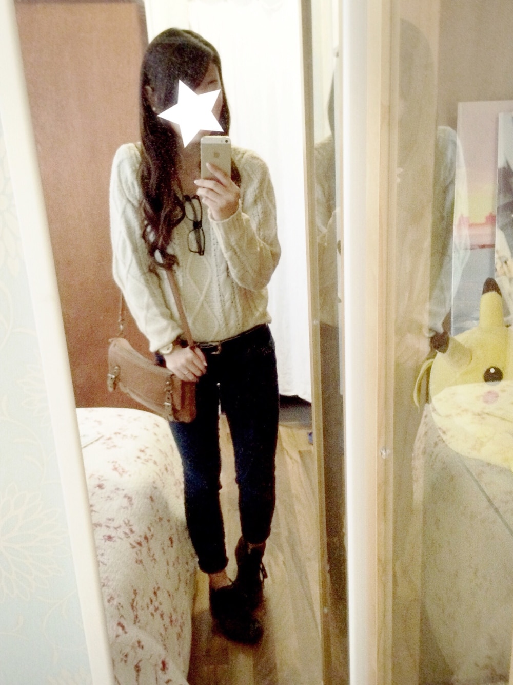 ベージュ系のニット/セーター、ブラウン系のショルダーバッグ、ブルー系のデニムパンツを着用したレディースの秋コーディネートの1枚目の写真