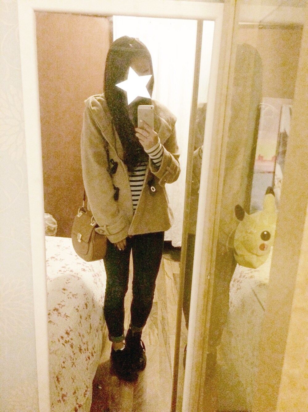 ベージュ系のジャケット/アウター、ブラック系のスニーカー、ブルー系のデニムパンツを着用したレディースの秋コーディネートの1枚目の写真