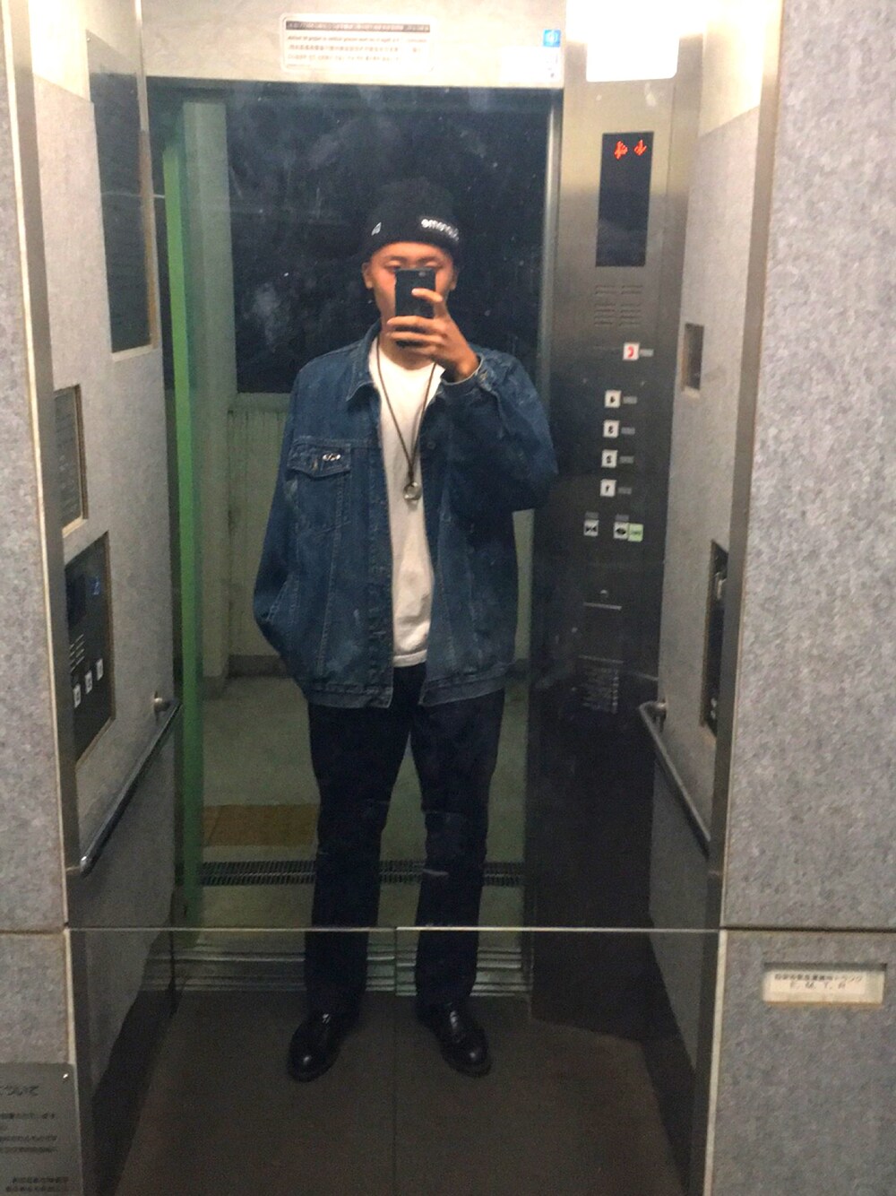 「家」｜「Supreme のアイテム（ニットキャップ/ビーニー、ブラック系）」を使った、こーすけさん（メンズ・180cm）の秋コーディネートの1枚目の写真