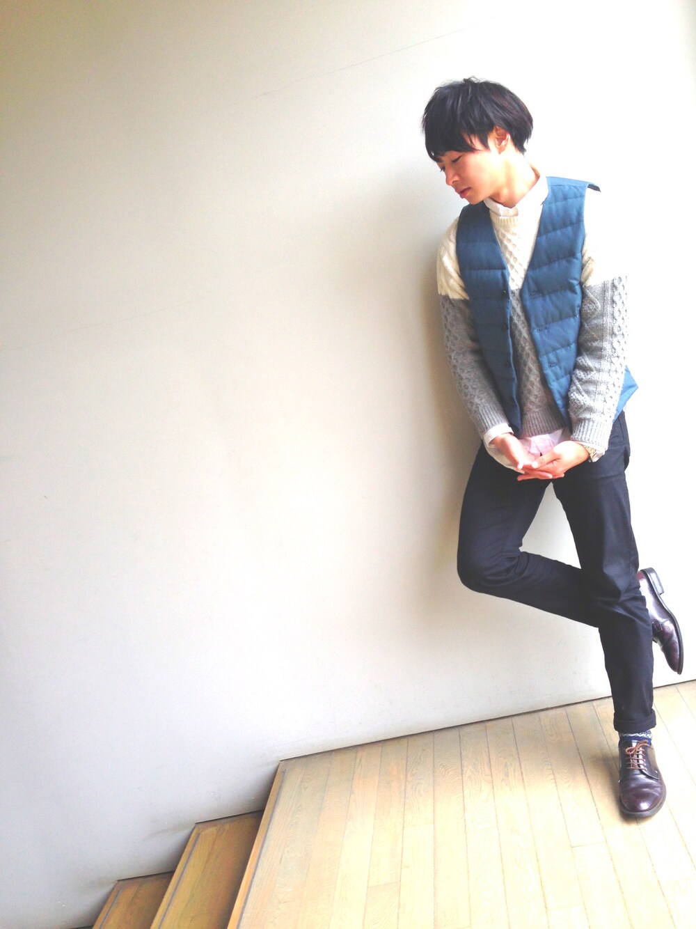 「JOURNAL STANDARDのアイテム（ダウンベスト、ブルー系）」を使った、Takuma Kitawakiさん（メンズ・176cm）の夏コーディネートの1枚目の写真