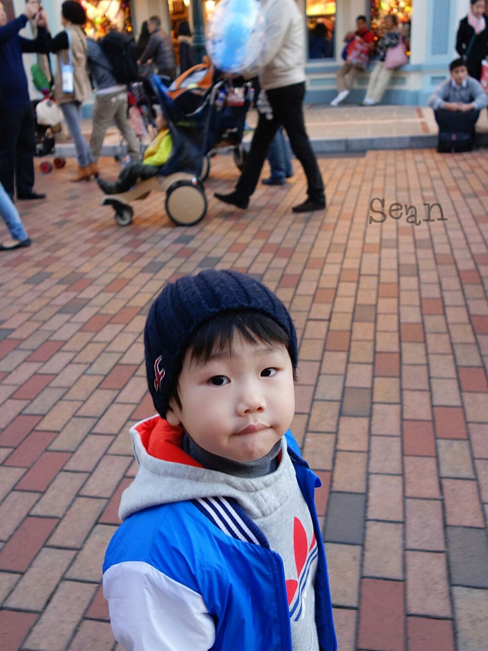 「adidas、HOLLISTER、kids、boy、Hong Kong、disney」｜「Hollisterのアイテム（ハット、ブルー系）」を使った、Seanさん（キッズ・90cm）の冬コーディネートの1枚目の写真