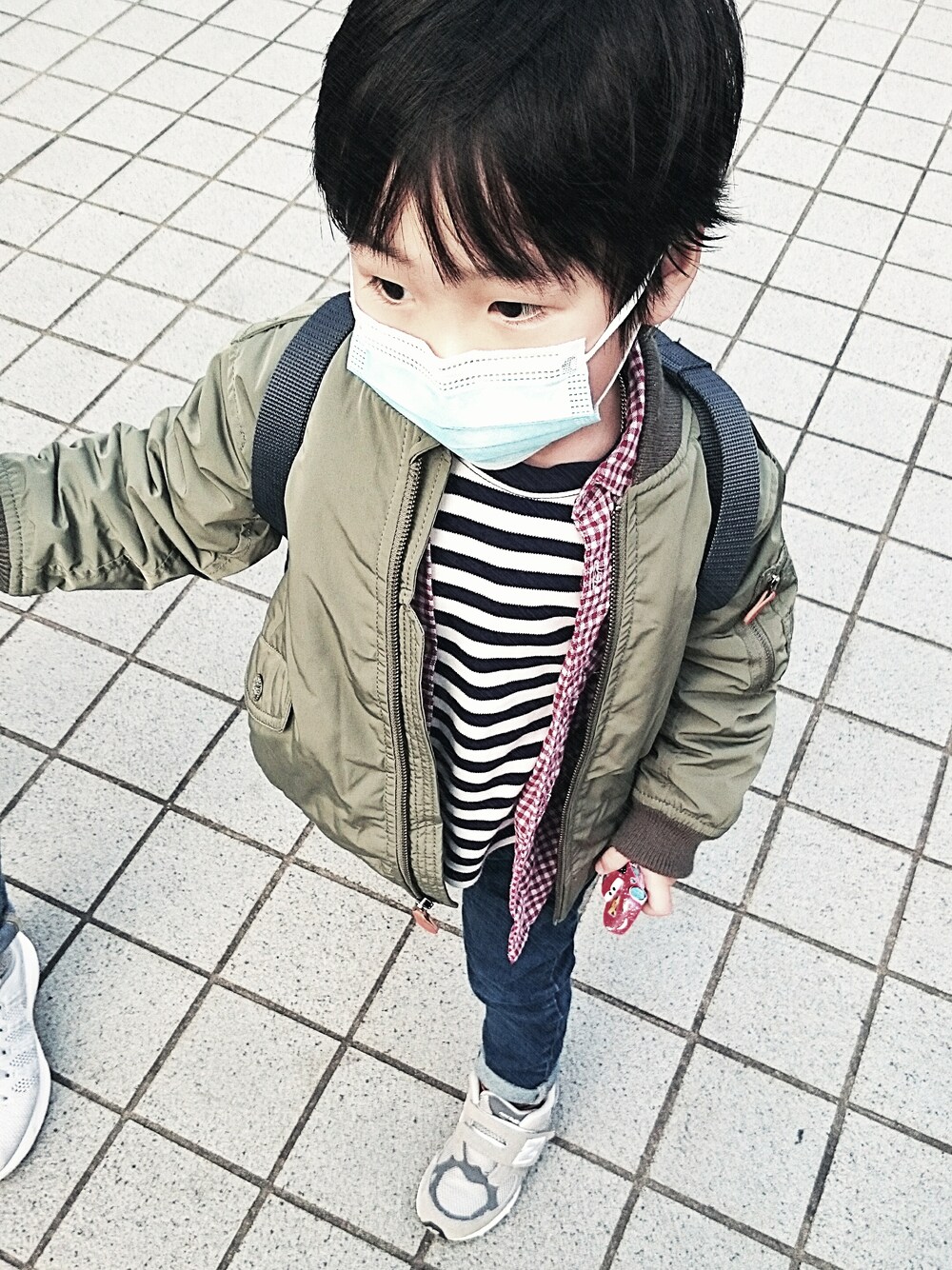 「チェックシャツ、New Balance、H&M、UNIQLO、ZARA、kids、GAP、親子コーデ、親子でおそろい、FJALLRAVENKANKEN」｜「NEW BALANCEの【KIDS】ローカットスニーカー（スニーカー、グレー系）」を使った、Seanさん（キッズ・100cm）の冬コーディネートの1枚目の写真