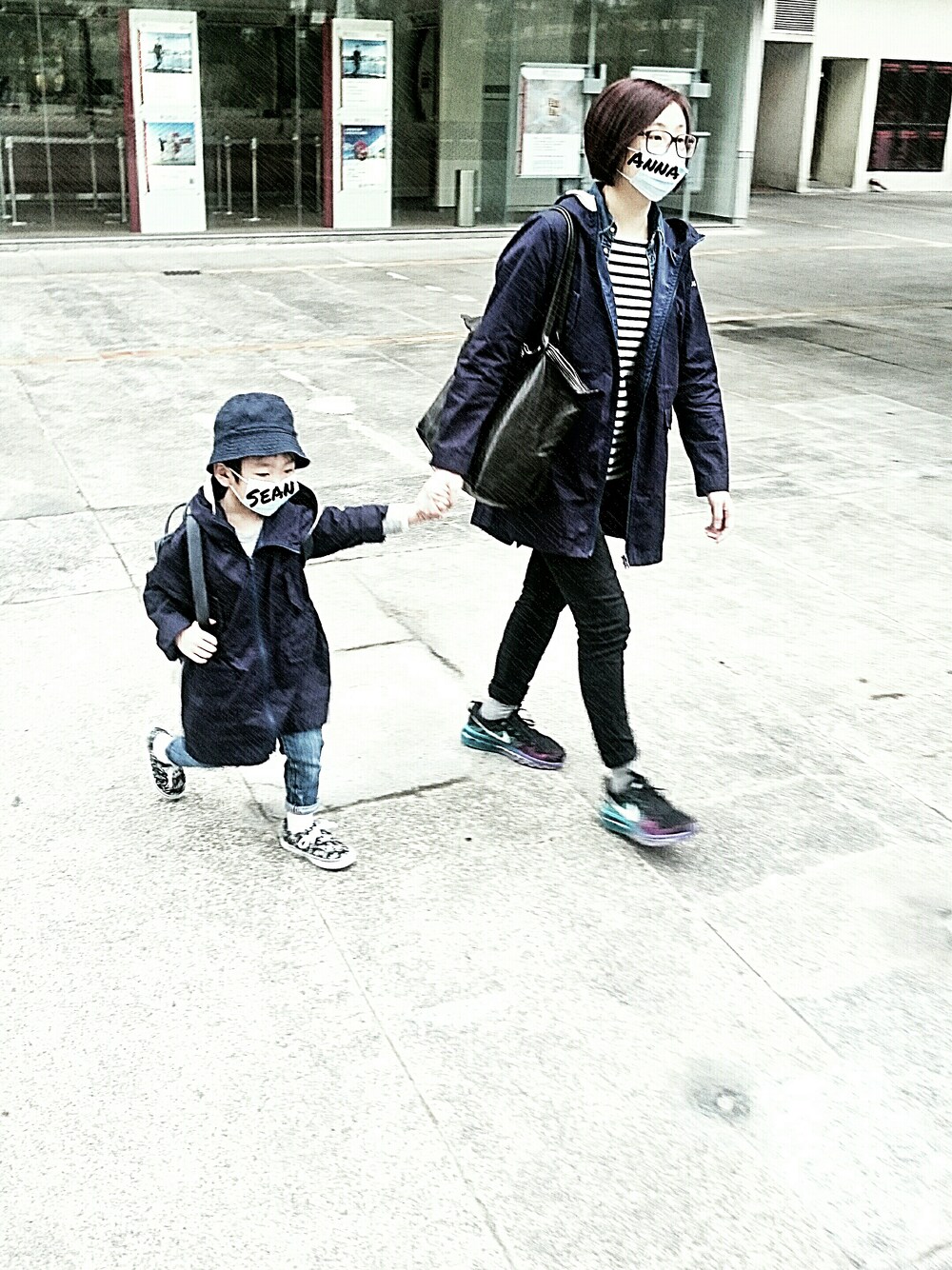 「デニム、アウター、VANS、NIKE、UNIQLO、無印良品、kids、親子コーデ、親子でおそろい、Hong Kong」｜「UNIQLOのUNIQLO UU アウター（ピーコート、ブルー系）」を使った、Seanさん（キッズ・100cm）の冬コーディネートの1枚目の写真