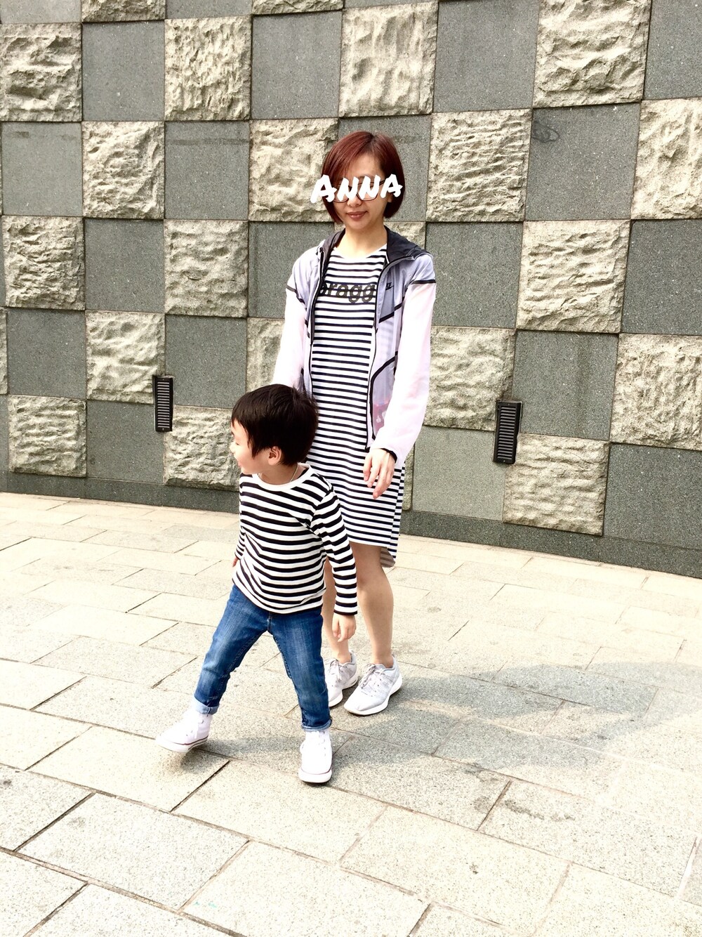 「コンバース、ボーダー、NIKE、無印良品、kids、ボーダートップス、親子コーデ、ボーダーワンピース、親子でおそろい、FLYKNIT」｜「無印良品の無印良品 ボーダー（Tシャツ/カットソー、ホワイト系）」を使った、Seanさん（キッズ・100cm）の春コーディネートの1枚目の写真