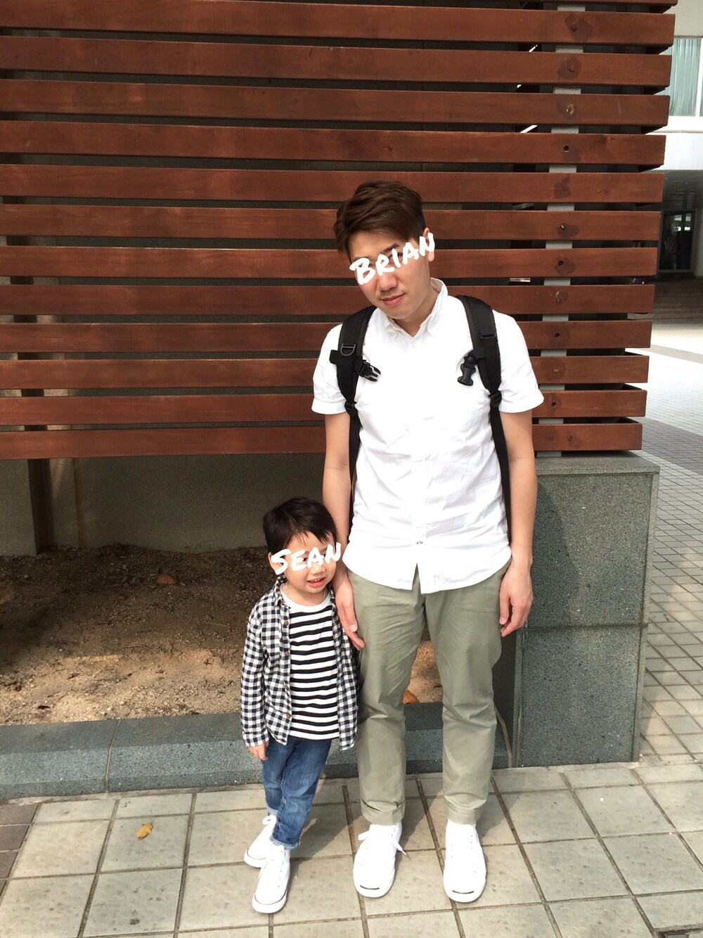 「コンバース、ボーダー、チェックシャツ、白シャツ、kids、ボーダートップス、親子コーデ、親子でおそろい」｜「無印良品の無印良品 ボーダー（Tシャツ/カットソー、ホワイト系）」を使った、Seanさん（キッズ・100cm）の春コーディネートの1枚目の写真