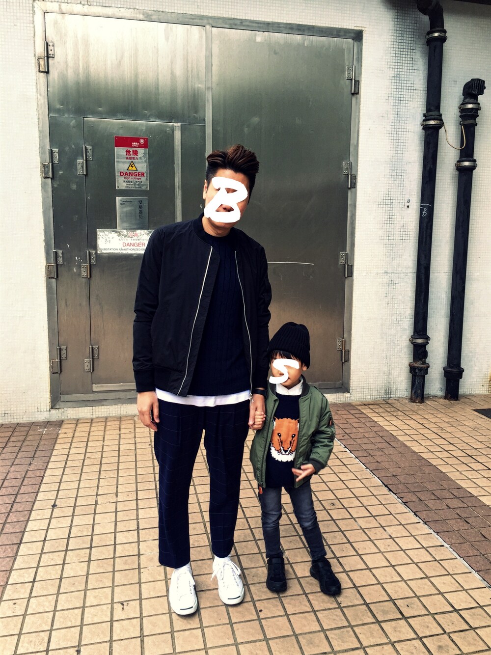 「チェック、MA-1、New Balance、無印良品、kids、チェックパンツ、GLOBAL WORK、親子コーデ、親子でおそろい、jack purcell」｜「GLOBAL WORKのライトウェイトMA-1/564420（MA-1、ブラック系）」を使った、Seanさん（キッズ・100cm）の冬コーディネートの1枚目の写真