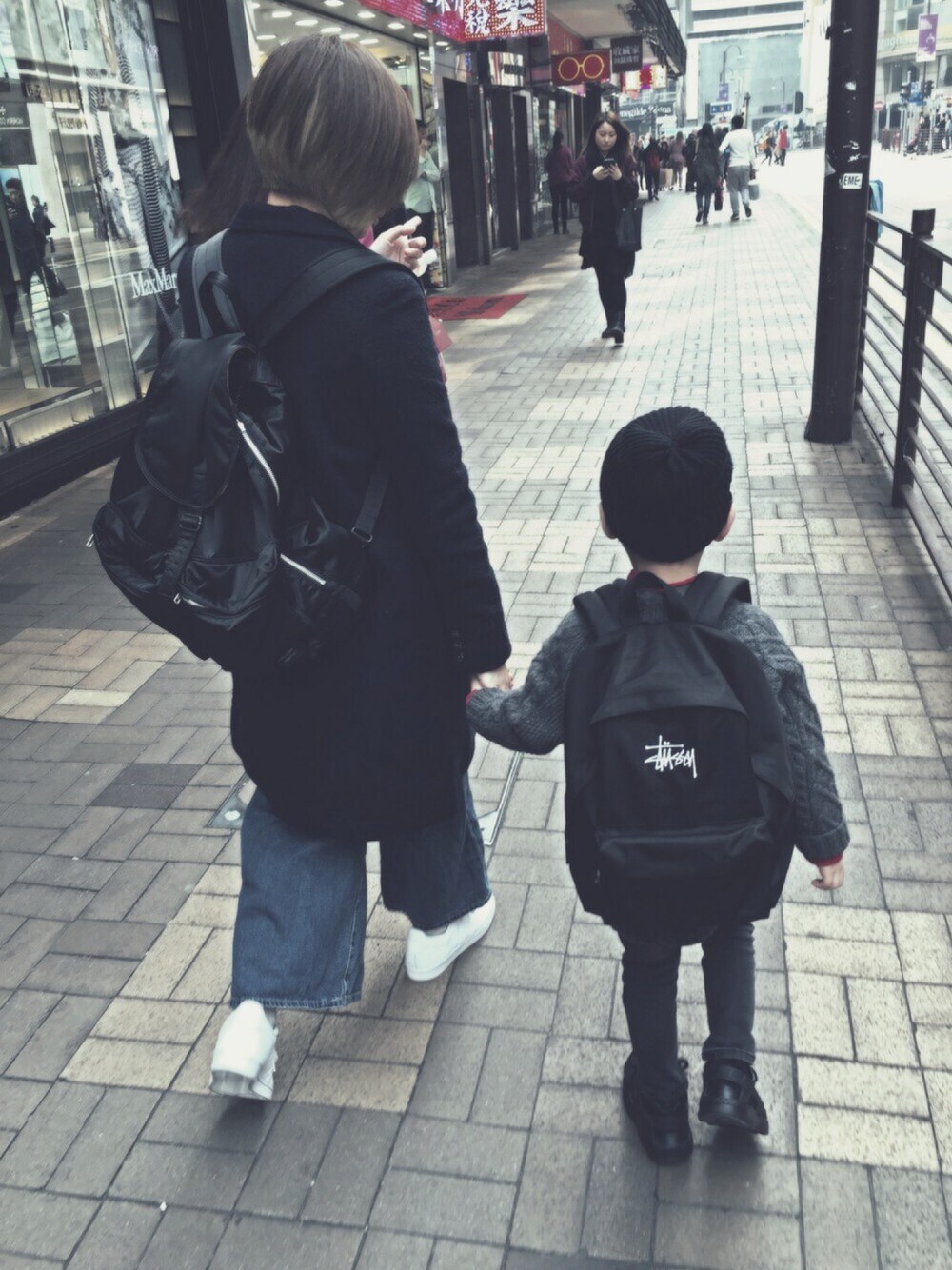 「stussy、ニット帽、PORTER、kids、GU、Heather、親子コーデ、親子でおそろい、huarache、superstar」｜「STUSSYのKids SS Basic Backpack（バックパック/リュック、ブラック系）」を使った、Seanさん（キッズ・110cm）の春コーディネートの1枚目の写真