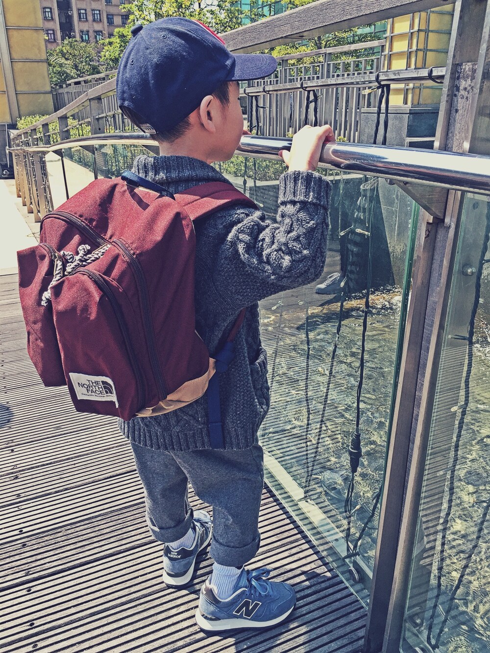 「キッズコーデ、キャップ×メガネ、THE NORTH FACE、GLOBAL WORK、MA-1、kids、New Balance、H&M、無印良品、GAP」｜「NEW BALANCEのアイテム（スニーカー、ブルー系）」を使った、Seanさん（キッズ・110cm）の春コーディネートの1枚目の写真