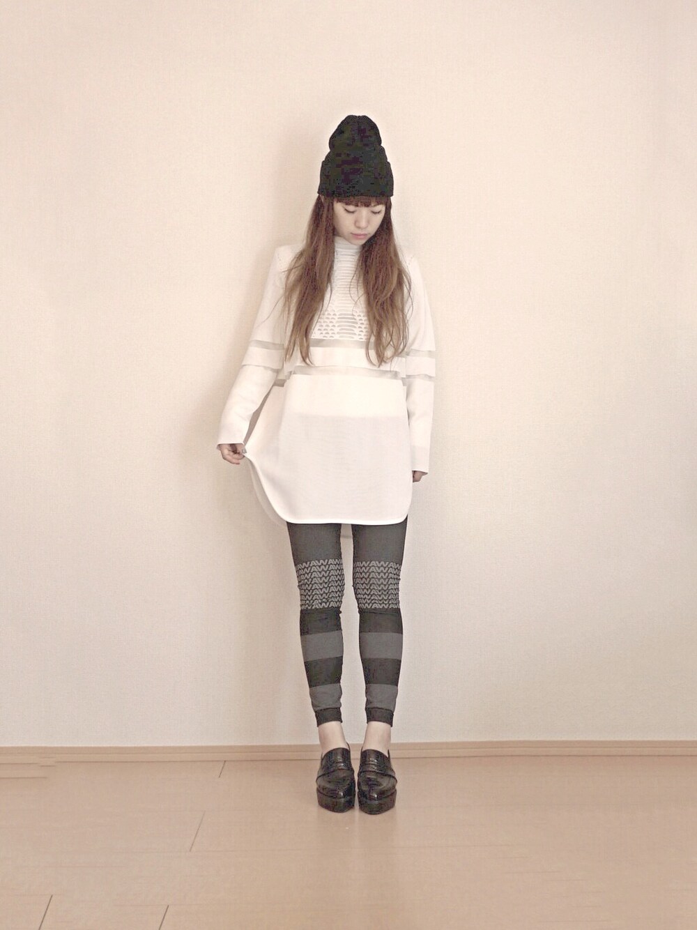 「タートルネックニット、透けトップス、レギンス、H&M、Alexander Wang、コラボ、ニットキャップ」｜「alexanderwangの透かしトップス（Tシャツ/カットソー、ホワイト系）」を使った、まいさん（レディース・164cm）の秋コーディネートの1枚目の写真