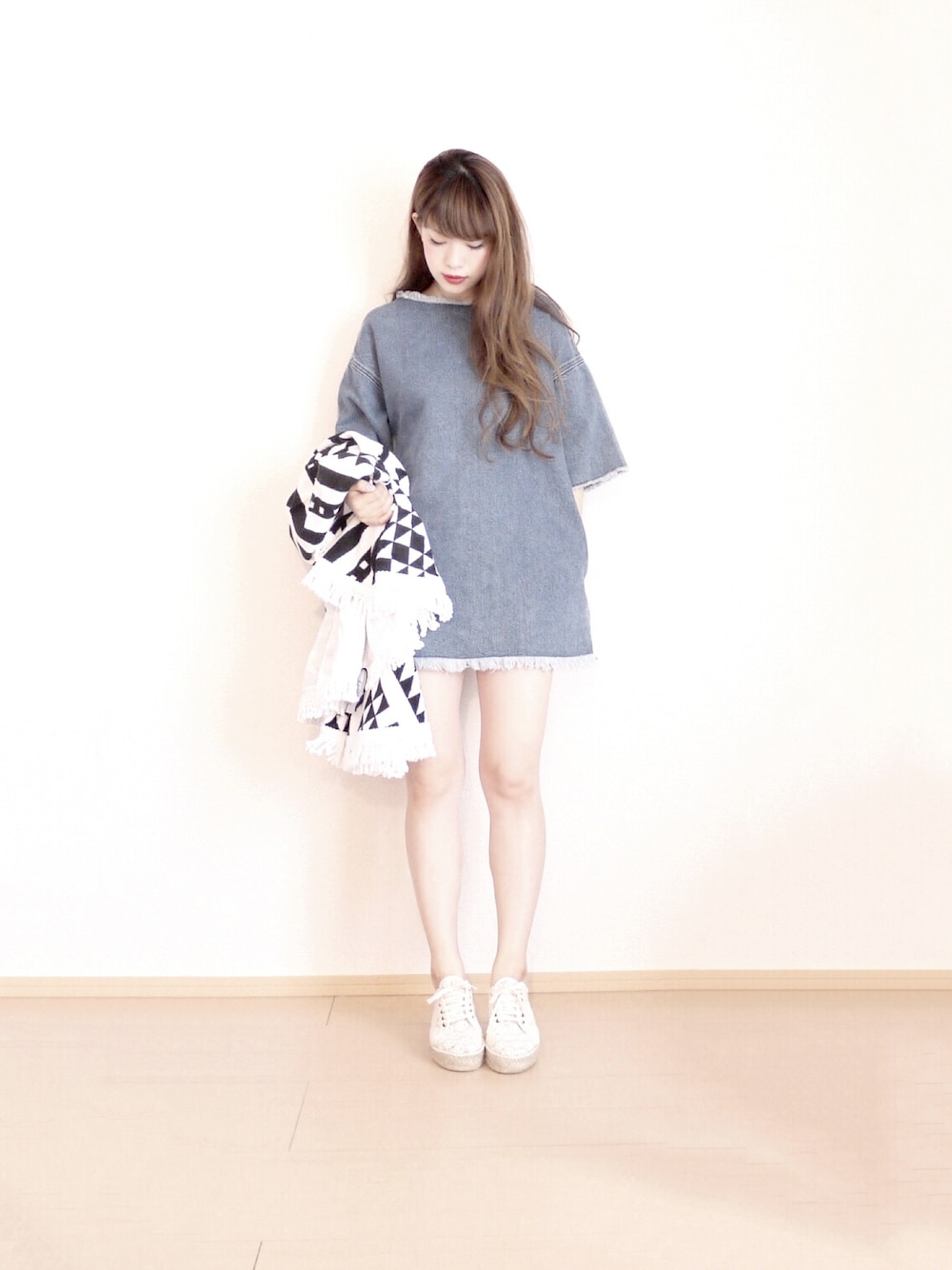 「デニムワンピース、デニム、ワンピース、レース、ビーチスタイル」｜「Another Editionの◆suyuteレースアップエスパドリーユ/FC suyute LACEUP ESP30（スニーカー、ホワイト系）」を使った、まいさん（レディース・164cm）の夏コーディネートの1枚目の写真