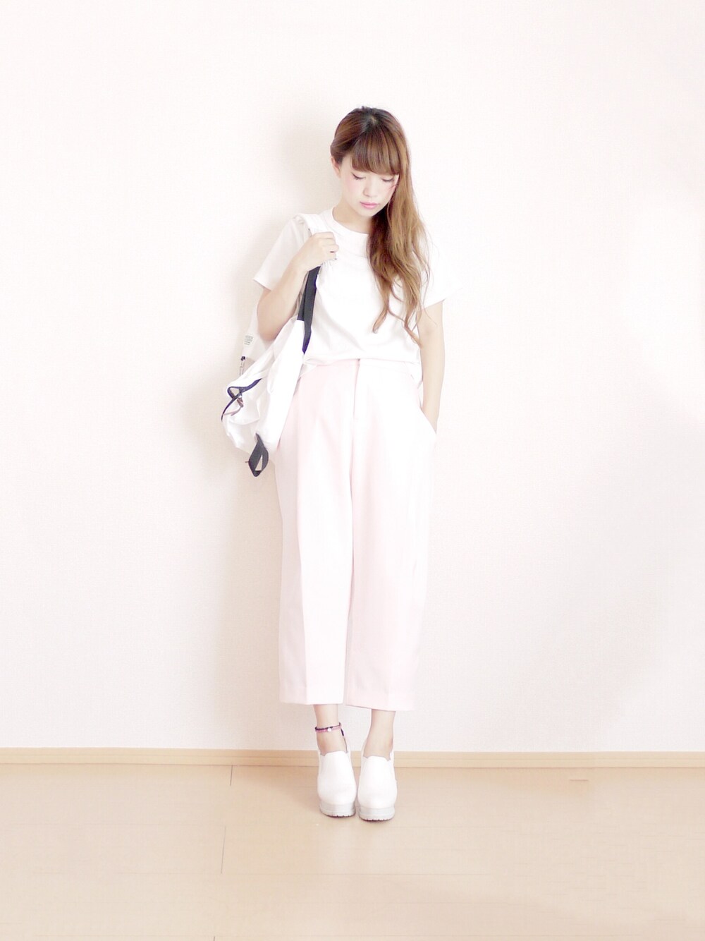 「Tシャツ、ワイドパンツ、リュック、白、シンプルコーデ、オトナカジュアル、シンプル」｜「CHEEKYのLILI CROPPED PANTS（その他パンツ、ピンク系）」を使った、まいさん（レディース・164cm）の夏コーディネートの1枚目の写真