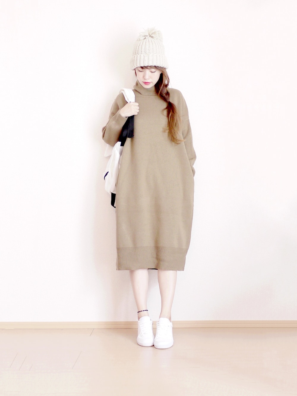 「秋、秋のコーデ、ワンピース、ゆるコーデ、ootd、ラフ、ナイキ、ニット帽、楽チンコーデ、スポーツミックス」｜「Mila Owenのポンポン付きニット帽（ニットキャップ/ビーニー、ホワイト系）」を使った、まいさん（レディース・164cm）の秋コーディネートの1枚目の写真
