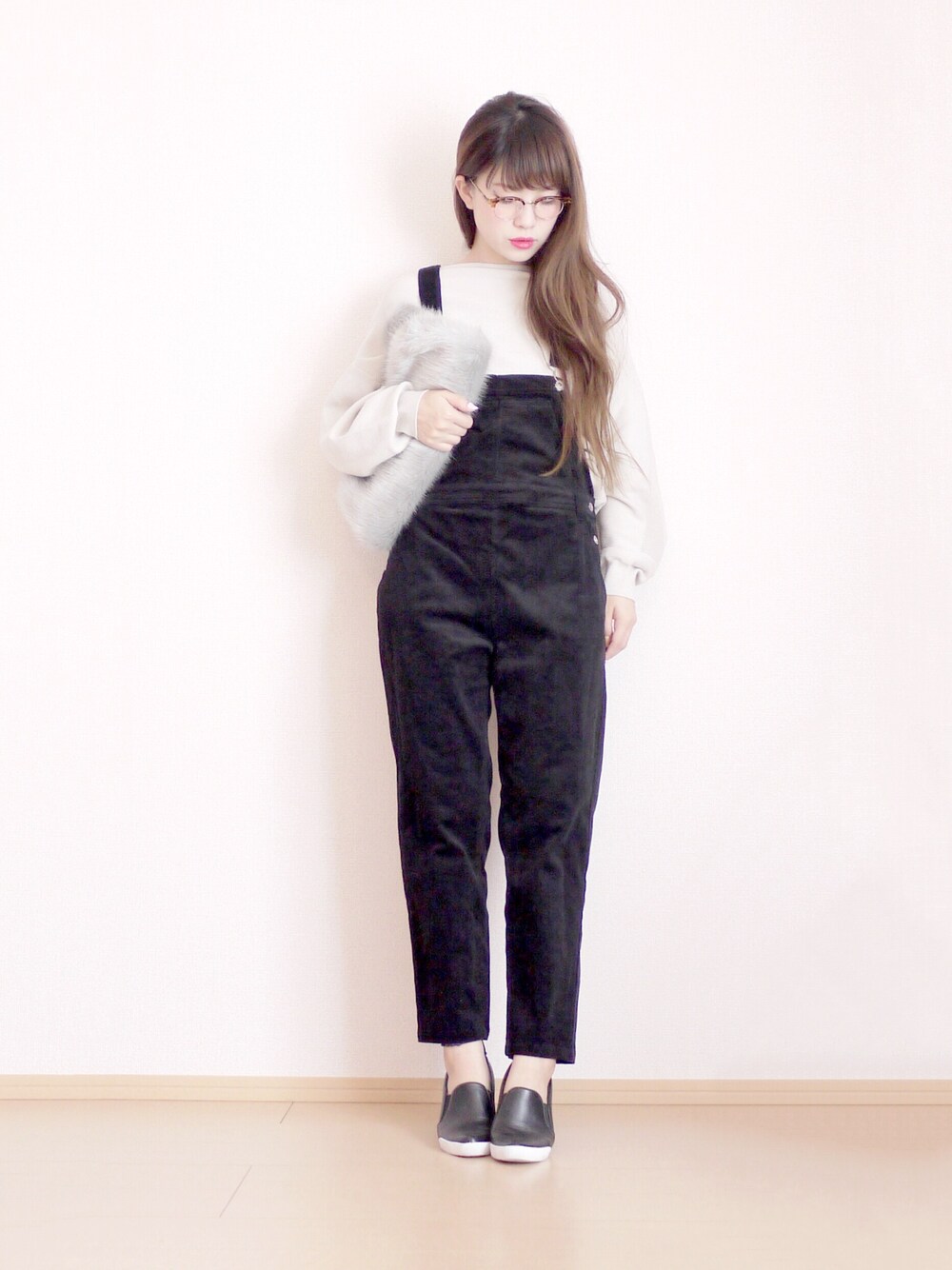 「秋、casual、オトナカジュアル、ファー小物、大人カジュアル、ラクチンコーデ、ゆったりコーデ、ラフ、シンプル、めがね」｜「LILY BROWNのカラーブロウメガネ（メガネ、ベージュ系）」を使った、まいさん（レディース・164cm）の秋コーディネートの1枚目の写真