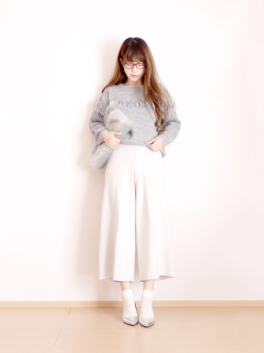 「秋、秋コーデ、ラクチンコーデ、coordinate、ゆるコーデ、ootd、大人カジュアル、モノトーン、シンプル、ニットパンツ」｜「JEANASISの5Gフリンジプルオーバーニット（ニット/セーター、グレー系）」を使った、まいさん（レディース・164cm）の秋コーディネートの1枚目の写真