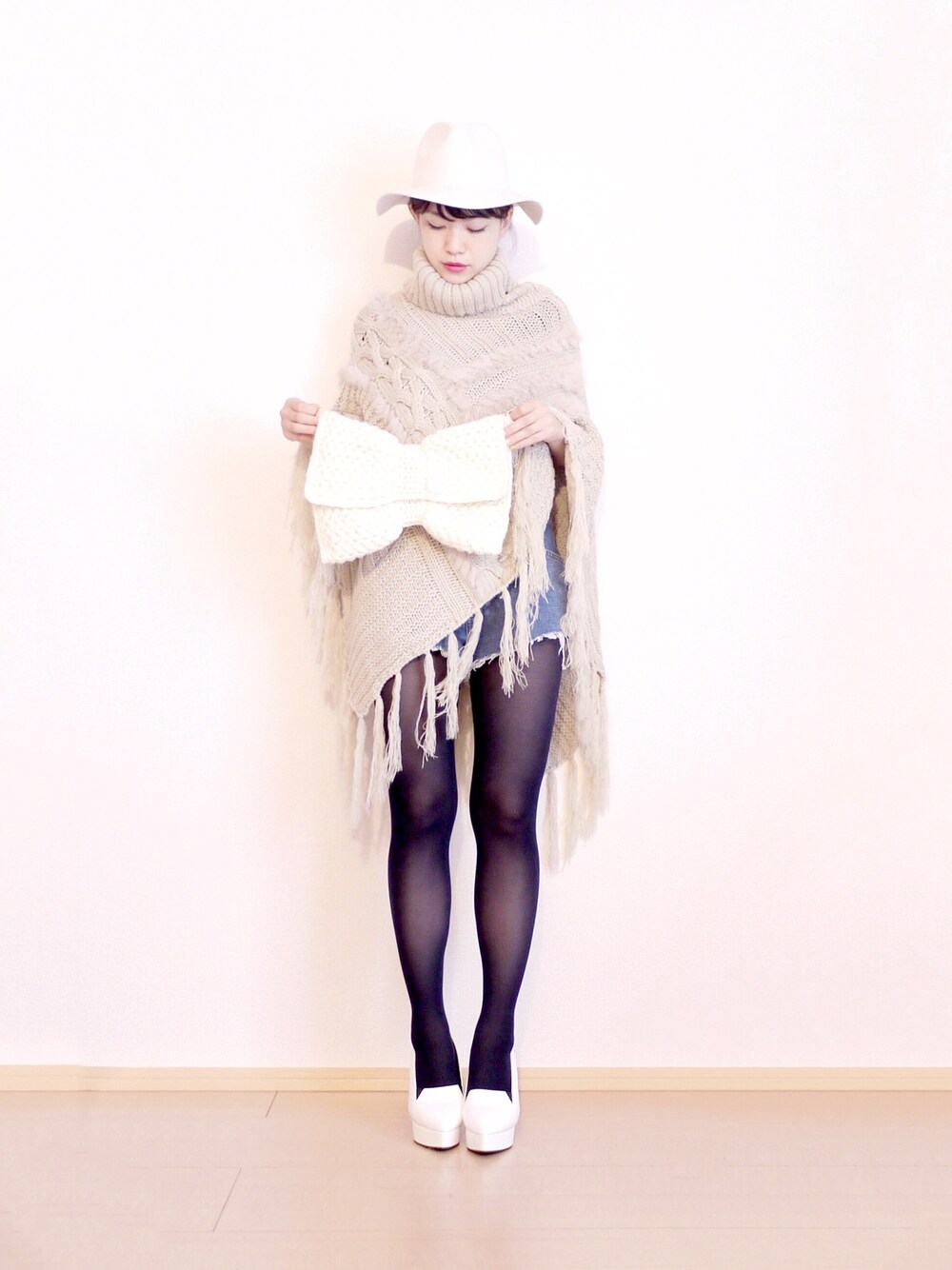 「ゆったりコーデ、ゆるニット、ざっくりニット、コーディネート、ootd、ポンチョ、ハット、大人カジュアル」｜「Another Editionの 【色指定予約】ベーシックツバ広中折れHAT Ⅱ/ AE Basic ﾂﾊﾞﾋﾛﾅｶｵﾚHAT Ⅱ（ハット、ホワイト系）」を使った、まいさん（レディース・164cm）の秋コーディネートの1枚目の写真