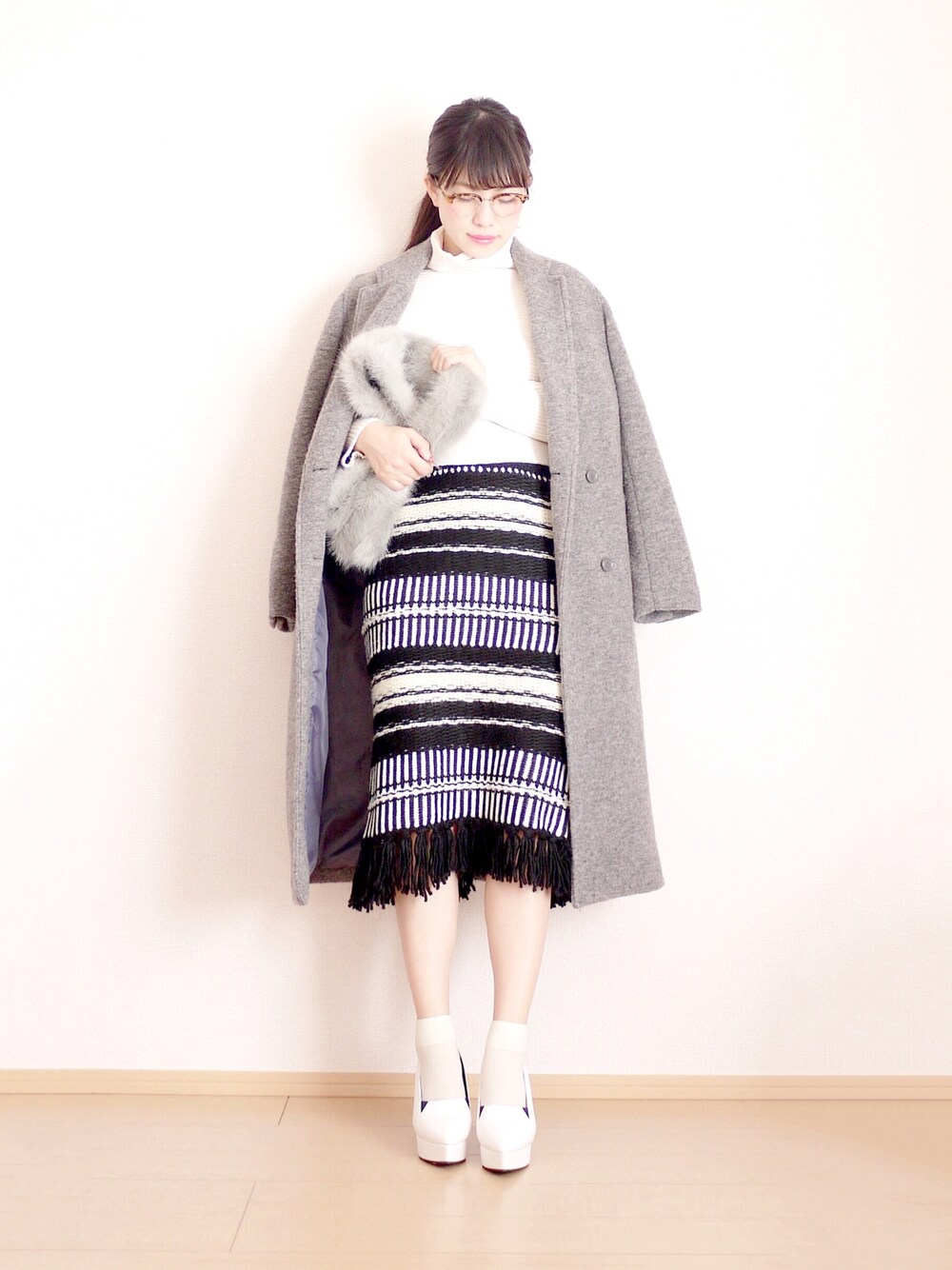 「winter、ゆるコーデ、fashion、ホワイト、coordinate、フリンジ、ニットスカート、大人カジュアル」｜「MOUSSYのWOOL-BLEND DOUBLE BREASTED CT（その他アウター、グレー系）」を使った、まいさん（レディース・164cm）の冬コーディネートの1枚目の写真