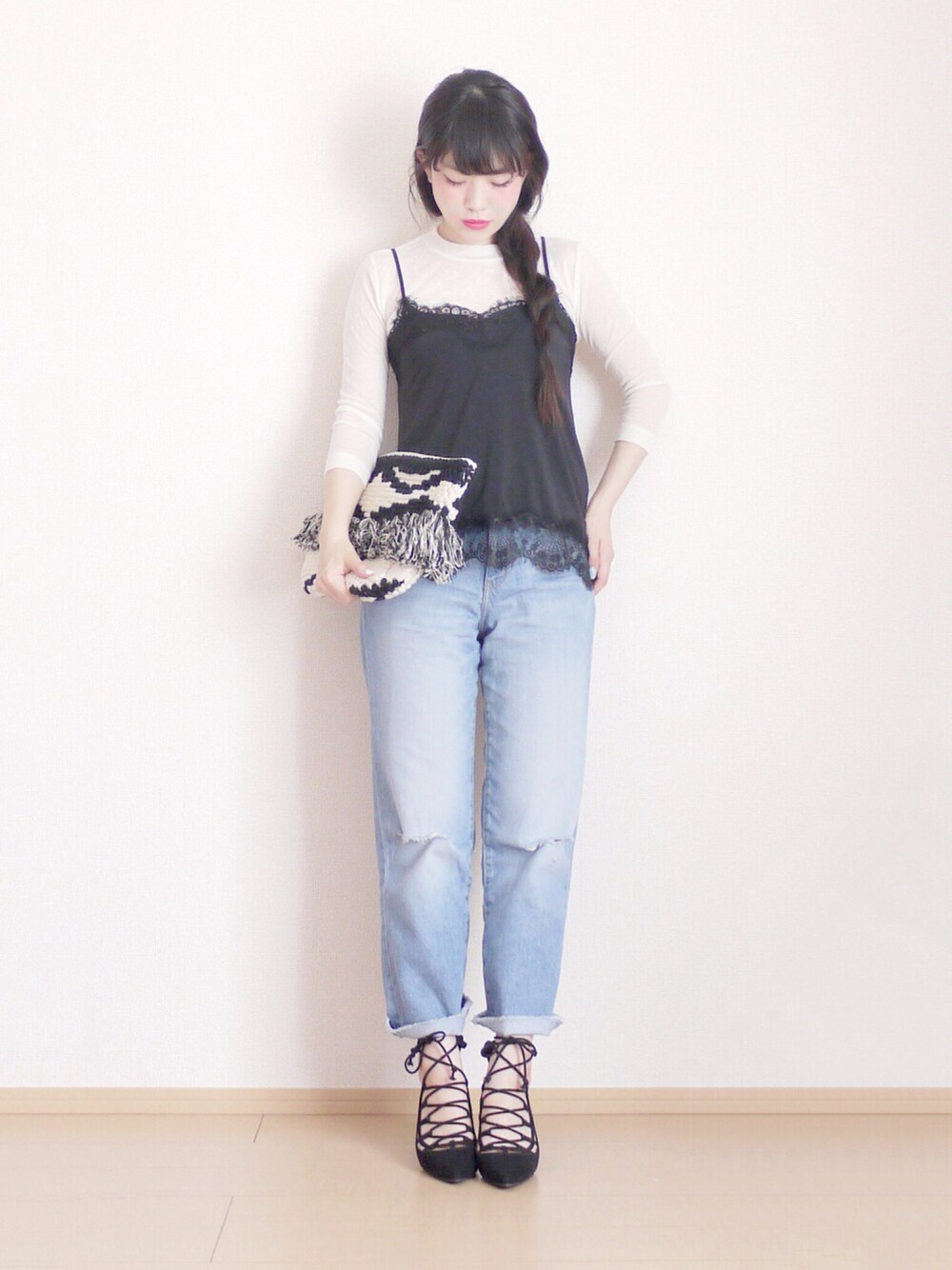 ホワイト系のTシャツ/カットソー、ブラック系のクラッチバッグ、ブラック系のパンプスを着用したレディースの春コーディネートの1枚目の写真