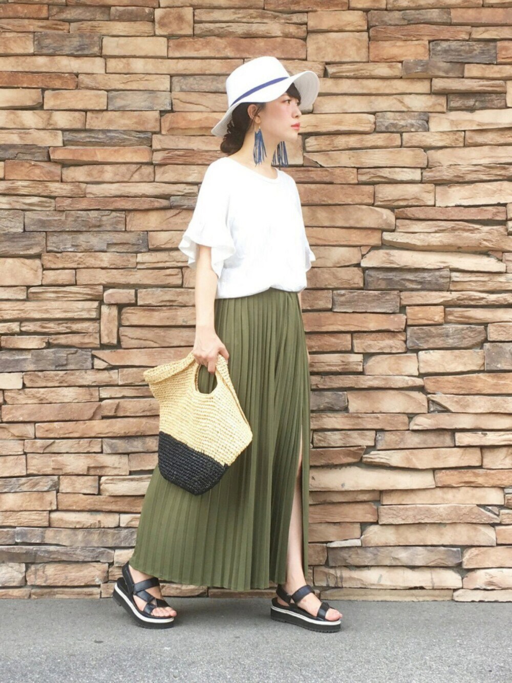 「夏、カジュアルコーデ、大人カジュアル、Tシャツ、ホワイト、シンプル、プチプラコーデ、プリーツスカート、ハット、かごバッグ」｜「INGNIの【6/4ヒルナンデス放映商品】ペーパーブレード/ハット-2015SS-（ハット、ホワイト系）」を使った、まいさん（レディース・164cm）の夏コーディネートの1枚目の写真