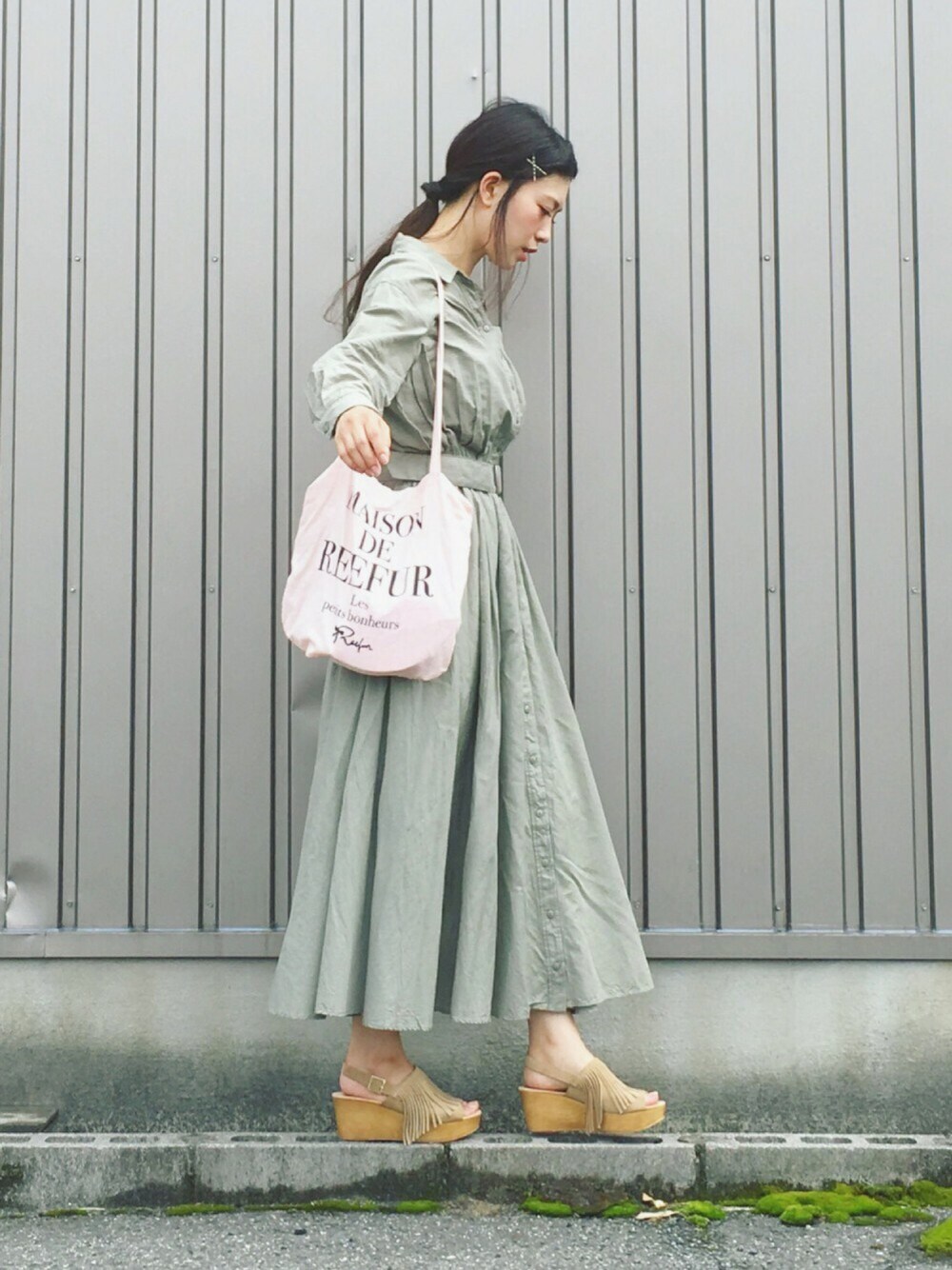 「夏コーデ、シンプルコーデ、カジュアル、ラクチンコーデ、ootd、オトナカジュアル、大人コーデ、カーキ、ワンピース、シャツワンピ」｜「SNIDELのシャツマキシワンピース（ワンピース/ドレス、グリーン系）」を使った、まいさん（レディース・164cm）の夏コーディネートの1枚目の写真