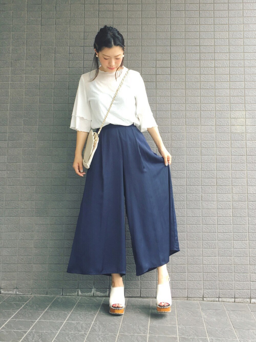 「summer、オトナカジュアル、プチプラコーデ、ホワイト、ootd、雨の日コーデ、white、スカンツ、夏、パンツスタイル」｜「select MOCAの半端袖ティアードスリーブ＆キャミソールセットトップス（Tシャツ/カットソー、ピンク系）」を使った、まいさん（レディース・164cm）の夏コーディネートの1枚目の写真